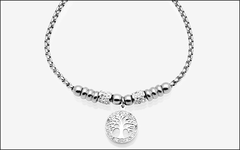 Thiết kế đơn giản với điểm nhấn là chiếc charm treo hình cây